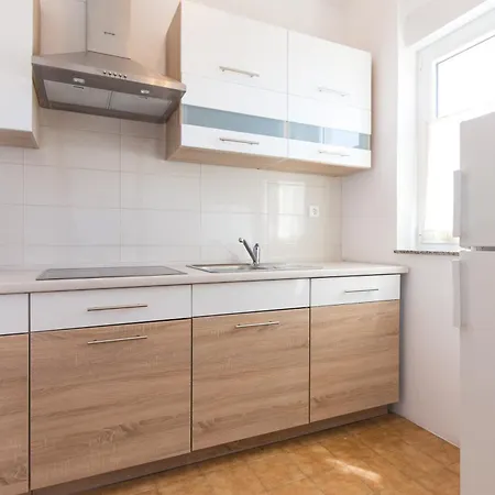 Andrea V Apartman *