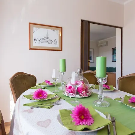 Andrea V Apartman *