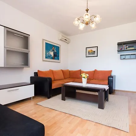 Andrea V Apartman *