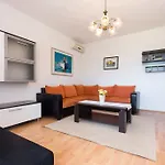 Andrea V Apartman *